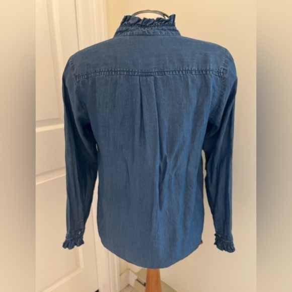 RW & Co Jean top with ruffled front sz medium - Picture 4 of 6